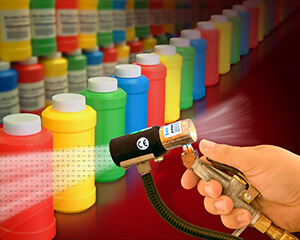 Die ionisierende Druckluftpistole (Ion Air Gun) neutralisiert die statische Aufladung.
