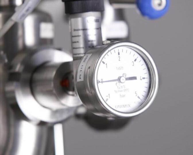 Manometer zum Messen von Druckluft, um die Filterleistung zu berechnen