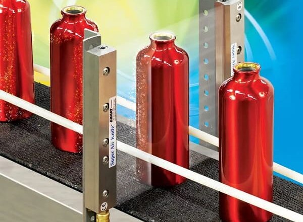 Super Air Knives blasen rote Flaschen in einer Abfüllanlagen ab.