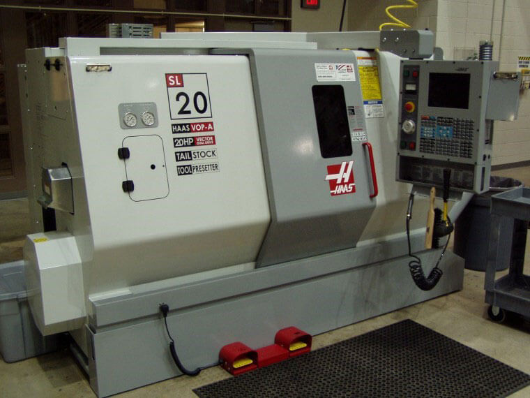 Tour CNC avec Reservoir de Liquide de Refroidissement Tour CNC avec Reservoir de Liquide de Refroidissement