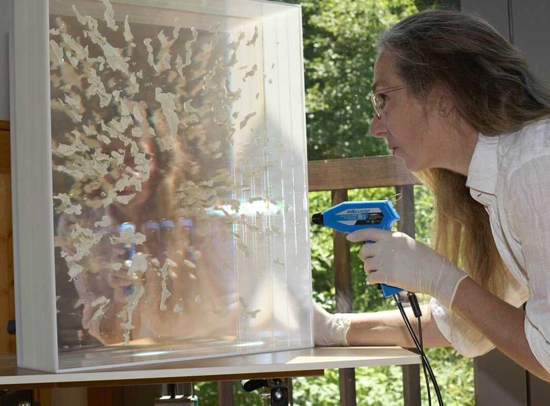 Die Künstlerin Susanne Kallinger arbeitet mit einer Exair Entladepistole.