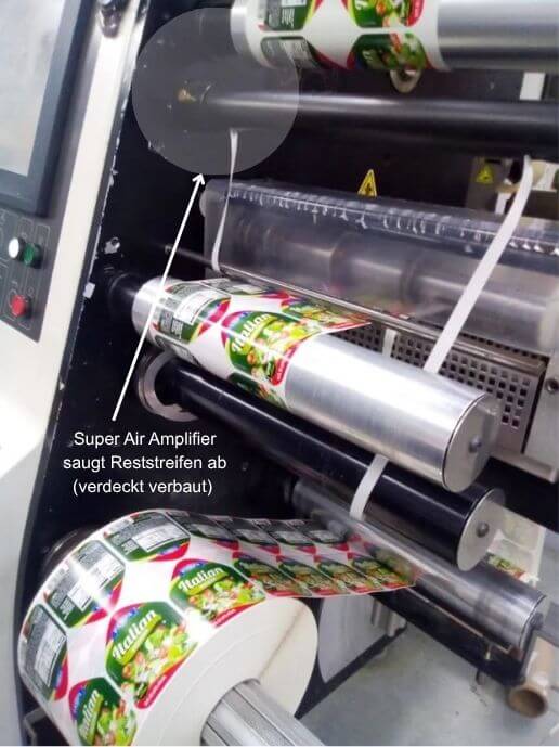 Produktion von Etiketten mit verdeckt verbautem Super Air Amplifier, der Reststreifen absaugt