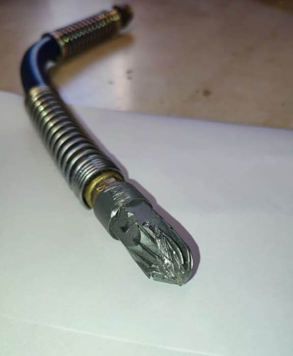 Materialverformung bei einer Druckluftduese aus Alu-Zink-Legierung